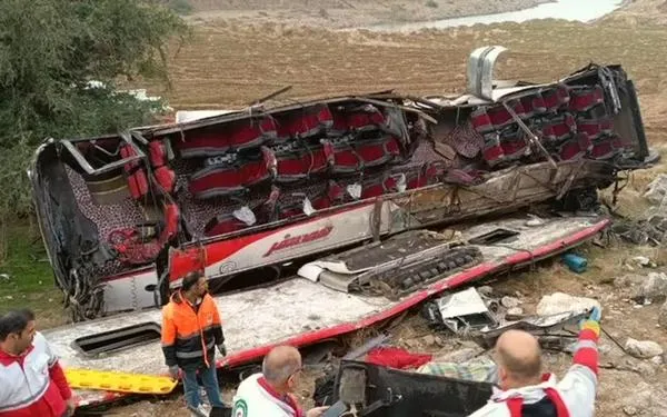 Bus cayó por barranco en Irán y al menos 10 personas han muerto
