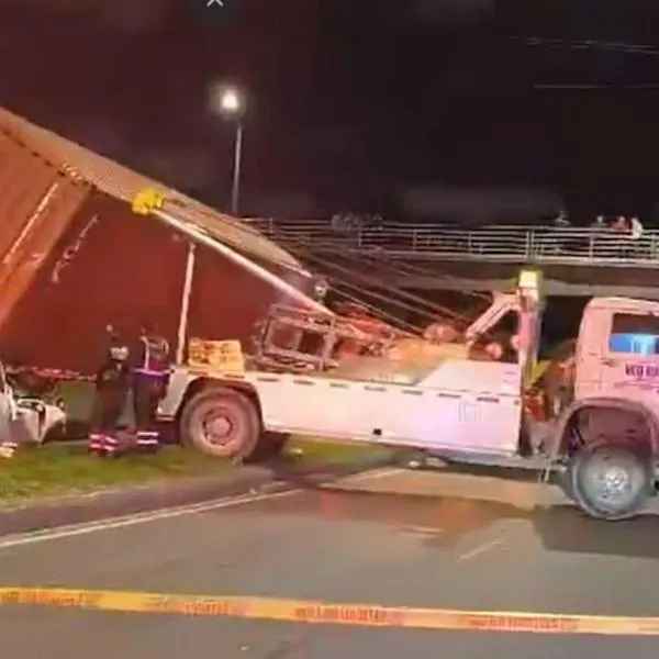 Toman decisión con hombre que se robó tractomula y provocó gravísimo accidente en Bogotá. Un carro quedó aplastado con un niño adentro. 