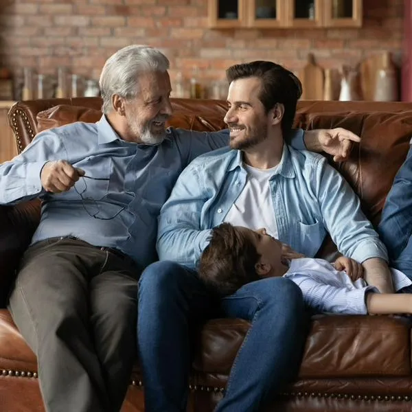 Imagen de referencia de hombres de tres generaciones diferentes.