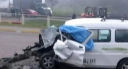 Trágico accidente en la vía Zipaquirá-Cajicá: hay un muerto por choque de van contra tractomula, que ocasionó largo trancón saliendo de Bogotá. 