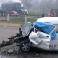 Trágico accidente en la vía Zipaquirá-Cajicá: hay un muerto por choque de van contra tractomula, que ocasionó largo trancón saliendo de Bogotá. 