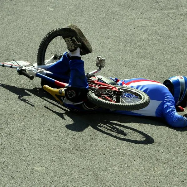 Promesa del BMX volvió a caminar luego de accidente que lo dejó en coma