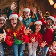 Foto de personas navideñas, en nota sobre qué significa vestirse de rojo en Navidad según la psicología