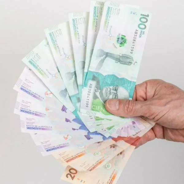 El aumento del salario mínimo en Colombia para 2025 puede ser del 3,8 %, ya que se le debe restar el 5,2 de inflación, explican a trabajadores.