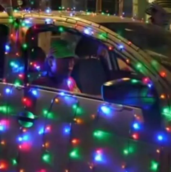 Tiktoker decoró vehículo con 1.000 luces para navidad y terminó enredado