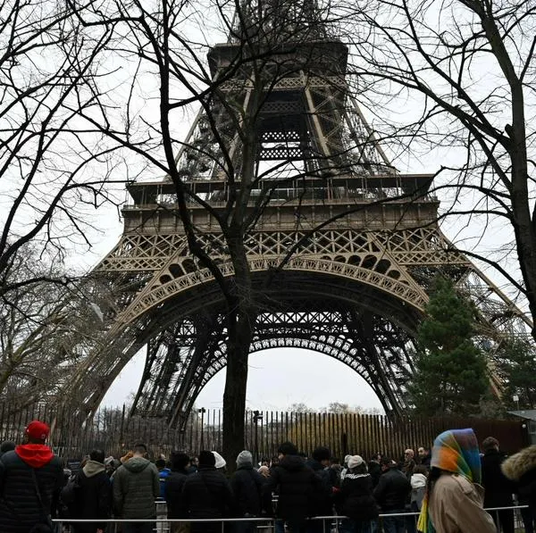 Evacuaron la Torre Eiffel, en París.