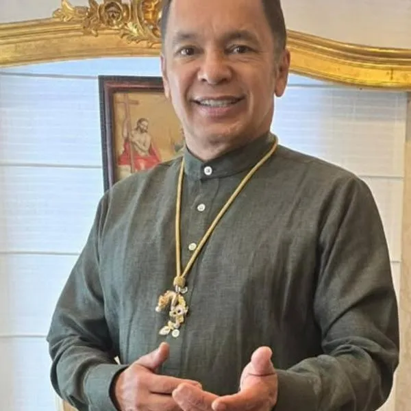 Profesor Salomón da los rituales de fin de año para la cena de Navidad