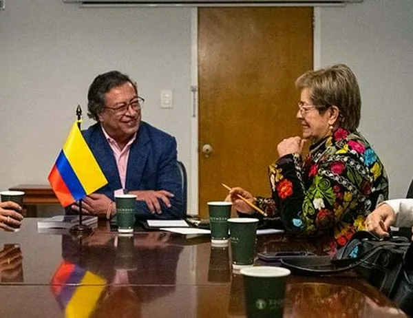 “Medidas populistas”: oposición criticó incremento del mínimo y Petro respondió