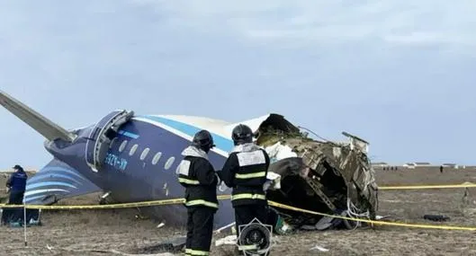 Muestran video del pánico que vivieron pasajeros antes de que avión se estrellara en Kazajistán. Hay varios muertos y algunos heridos. 