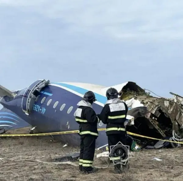 Muestran video del pánico que vivieron pasajeros antes de que avión se estrellara en Kazajistán. Hay varios muertos y algunos heridos. 