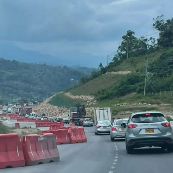Enorme trancón en la vía Bogotá-Girardot complica y bastante a viajeros: "2 horas de retraso", dicen algunos conductores. 