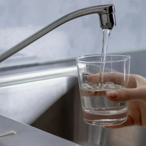 La factura del agua en Colombia puede aumentar de precio por nuevos límites de consumo que estableció la CRA para viviendas residenciales.