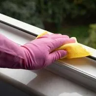 Foto de ventanas, en nota de cómo limpiar los marcos de aluminio de ventanas, con trucos que los dejan nuevos