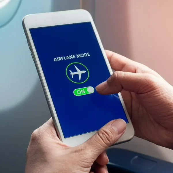 Por qué piden poner los celulares en 'modo avión' dentro de los vuelos: video y explicación de un piloto
