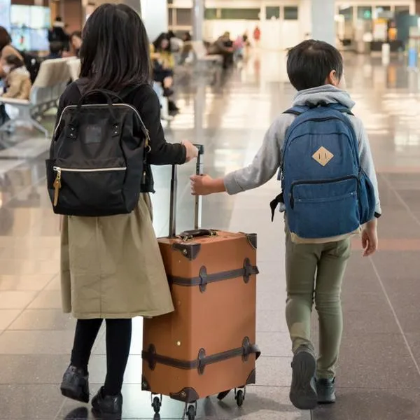 Aerolíneas advierten a padres por restricciones en viajes de menores de edad