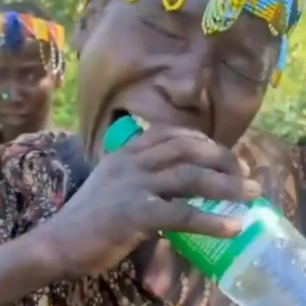 Video tribu africana probando gaseosa Sprite que se encontraron: reacción viral