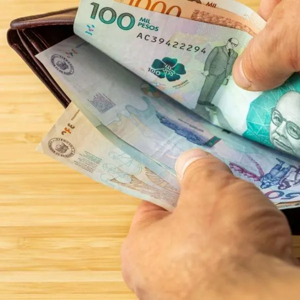 Foto de dinero colombiano, en nota de cuánto es la quincena de los que ganen un salario mínimo en enero de 2025: cifra