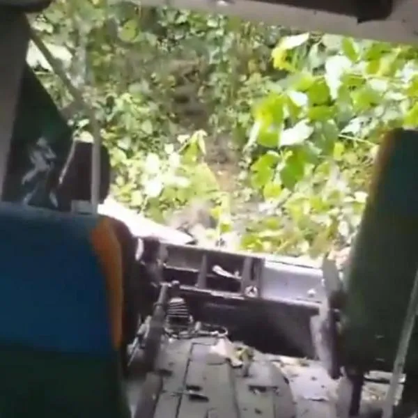En el municipio Carrapí, de Cundinamarca, se presentó un fatal accidente de tránsito en el que un bus se cayó por un abismo y tres personas murieron.