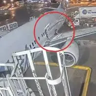 Una pasajera abrió la puerta de emergencia de un avión de Alaska Airlines en Estados Unidos pocos segundos después de aterrizaje por ataque de ansiedad.