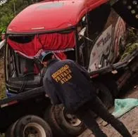 Accidente Piedecuesta: bus intermunicipal terminó sobre tractomula y hay heridos