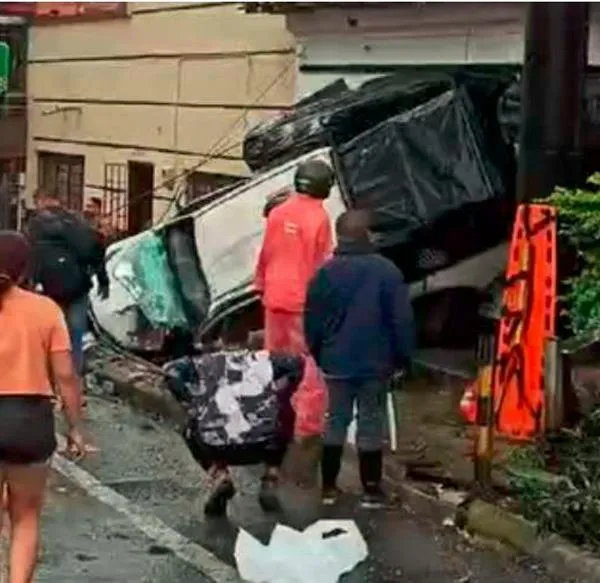Accidente en Robledo, Antioquia dejó 4 heridos: carro se quedó sin frenos