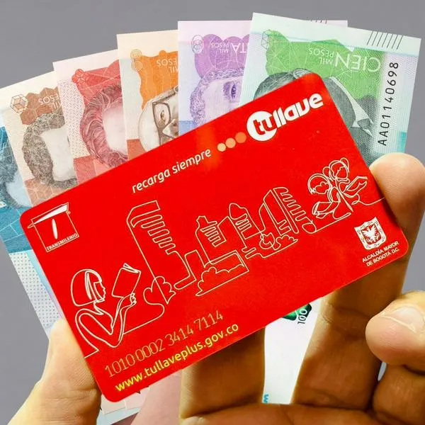 Dinero de Colombia y tarjeta Tu Llave, en nota sobre que pagan subsidio de movilidad escolar en Bogotá