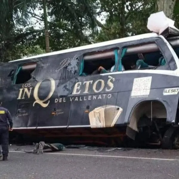 Se accidentó bus de Los Inquietos del vallenato: habría un muerto y los músicos estarían heridos. El vehículo se salió de la vía y chocó contra un árbol. 