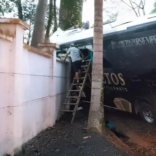 Fallece conductor en accidente de bus de Los Inquietos del Vallenato en la vía a Caucasia