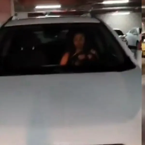 Captura de video de niño encerrado en carro en Medellín.