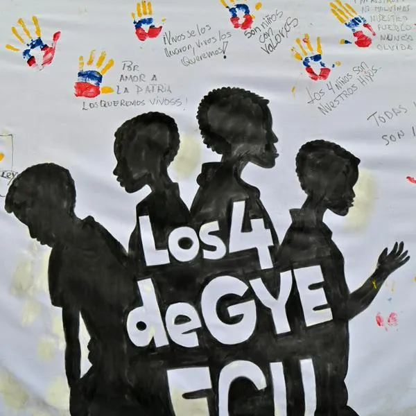 Protesters display a banner during a demonstrate against the disappearance of four minors who went missing during a military operation, outside the courthouse in Guayaquil, Ecuador, on December 31, 2024, during the arraignment hearing against 16 military personnel allegedly involved in the disappearance. - The discovery on December 24 of several charred bodies during a search for the adolescent boys has deepened shock and anger at the case. Efforts to identify the four corpses found near an air force base have been complicated by their badly burned state. The minors went out to play football on December 8 and never came home. (Photo by Marcos PIN / AFP)