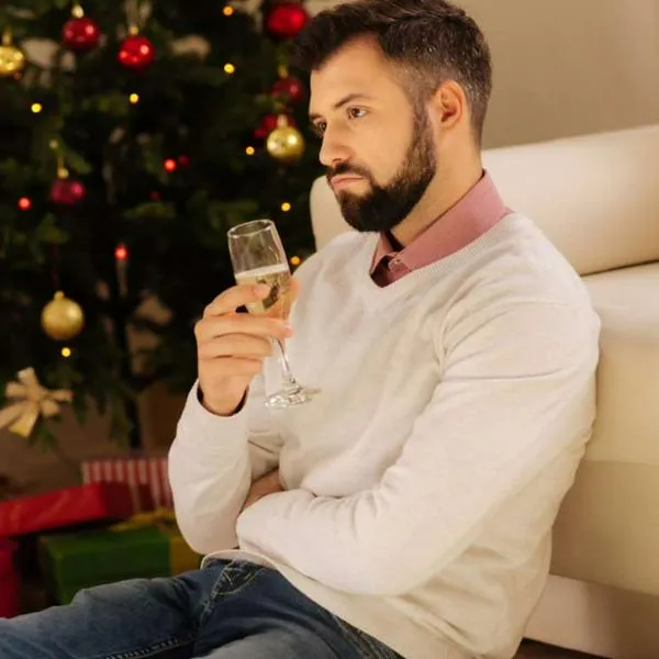 Foto de hombre triste, en nota de qué significa que a alguien no le guste celebrar Año Nuevo, según la psicología