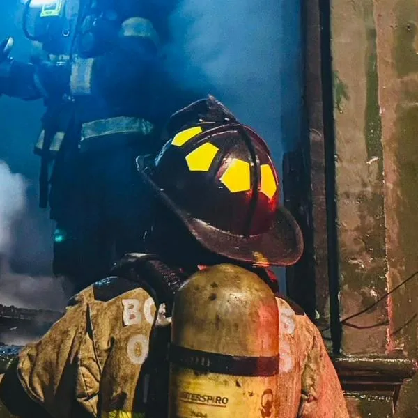 Bogotá: Bomberos atienden incendio en una bodega