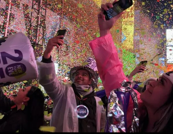 Fuerte lluvia y relámpagos no empañan la tradicional fiesta de Nochevieja en Times Square