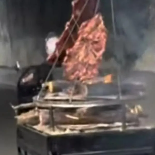 Video viral en Bogotá: moto con remolque lleva carne asada este 1 de enero