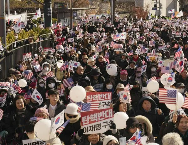 El depuesto presidente Yoon Suk-yeol sigue resistiéndose a ser detenido