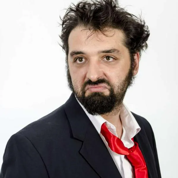 Foto de persona desarreglada, en nota de que significa que alguien no quiera estar bien vestido, según psicología 