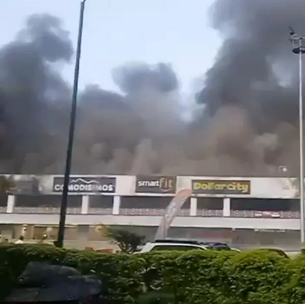 Incendio en el centro comercial Pasoancho, de Cali; bomberos combaten las llamas