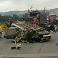 Accidente en vía Bogotá-La Mesa: carro se volcó luego de chocar contra barrera