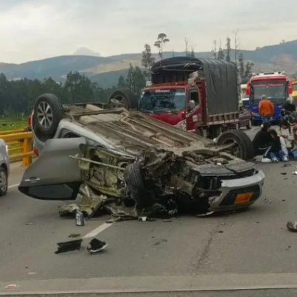 Accidente en vía Bogotá-La Mesa: carro se volcó luego de chocar contra barrera