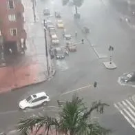 Video aguacero hoy en Bogotá que colapsó carrera 7 por fallas en semáforos