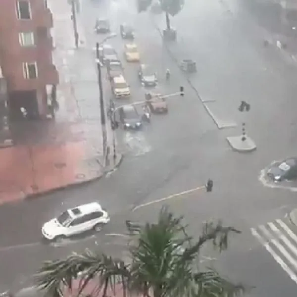 Video aguacero hoy en Bogotá que colapsó carrera 7 por fallas en semáforos