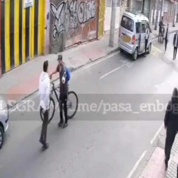 Video de un ciclista en Soacha que buscó pelea contra conductores, pero resultó golpeado y hasta robado
