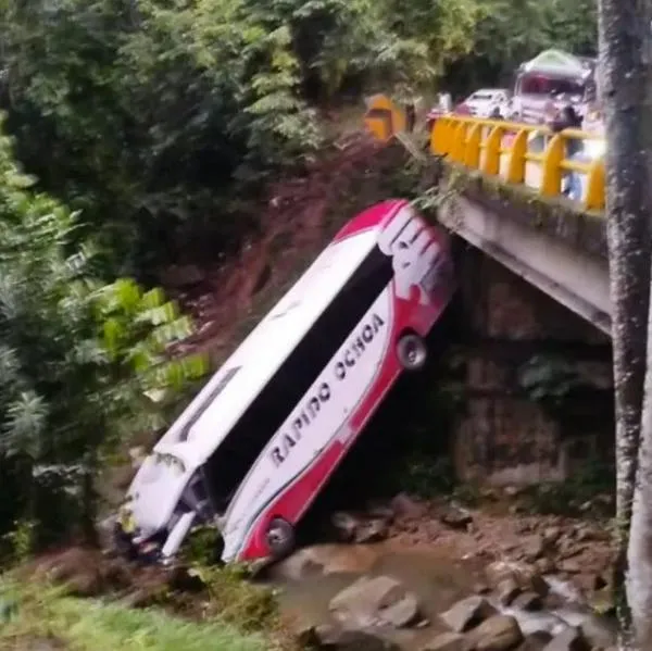 Accidente de bus en la vía Medellín-Bogotá: hay 3 muertos y 17 heridos