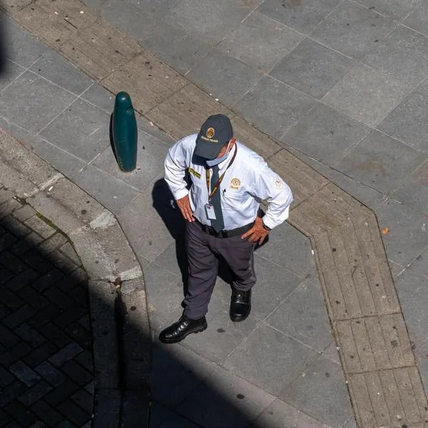 Vigilantes en Colombia sentirán cambio en 2025: aumento de salario les aplica