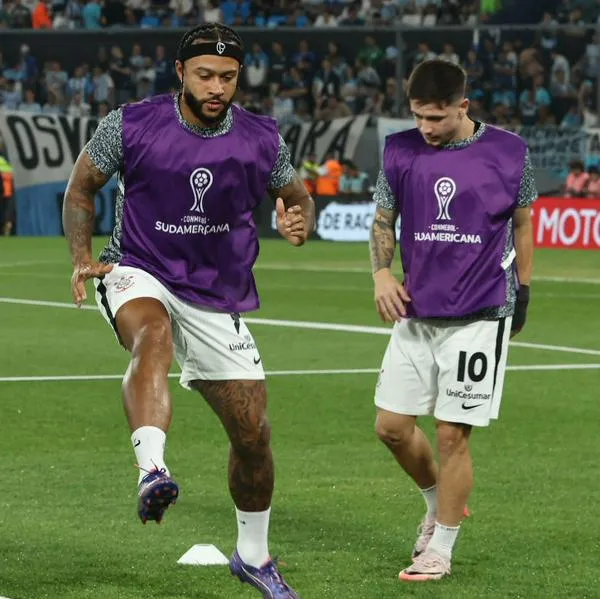 Jugador del Corinthians Rodrigo Garro junto a su compañero Memphis Depay.