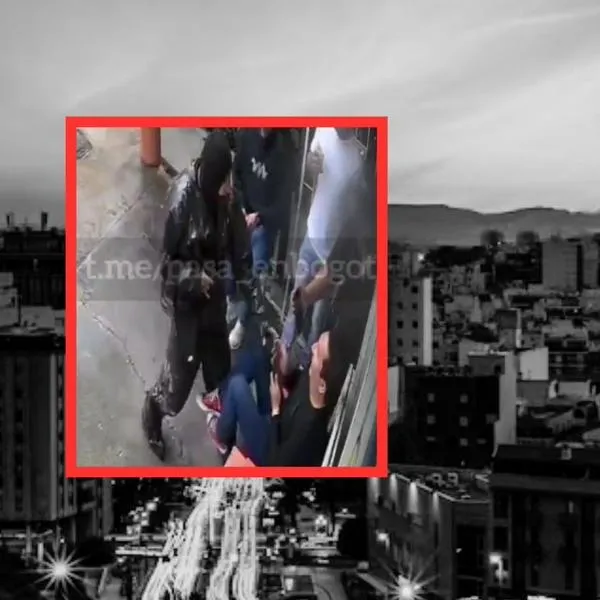 Ladron se cayó en charco intentado atracar a grupo de amigos en Bogotá: video