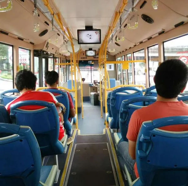 Foto de pasajeros en bus, en nota de qué significa si alguien prefiere ir cerca al pasillo, según psicología