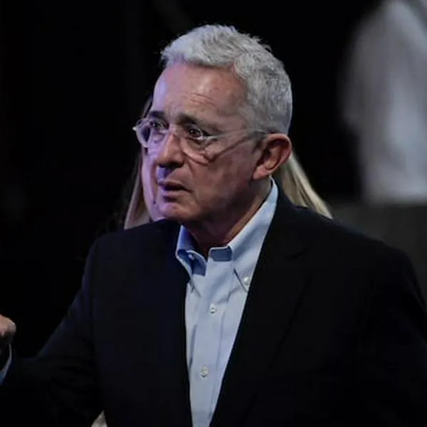 Álvaro Uribe reprochó a Gustavo Petro por situación de las EPS y aumento de la UPC