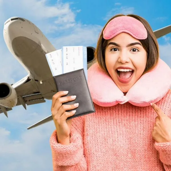 Mujer con tiquetes y avión en nota sobre cómo cancelar vuelo sin pagar