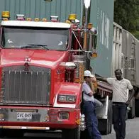 Foto de camioneros, en nota de que transporte de pasajeros dio aviso por paro camionero en Colombia y expuso abusos.